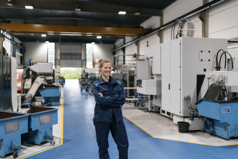 Junge Frau, die als Facharbeiterin in einem High-Tech-Unternehmen arbeitet, Porträt, lizenzfreies Stockfoto