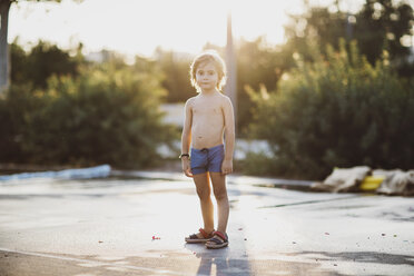 Porträt eines kleinen Jungen, der eine Badehose trägt - AZOF00063