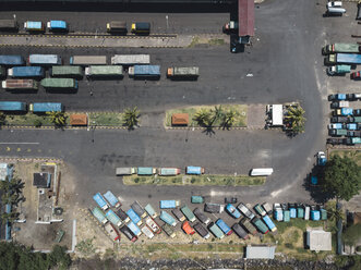 Indonesien, Bali, Luftaufnahme von Padangbai, Hafen von oben - KNTF01852