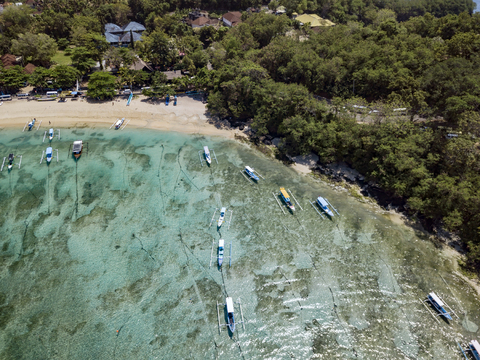 Indonesien, Bali, Luftaufnahme von Padangbai, Bucht, Strand, Banca-Boote, lizenzfreies Stockfoto