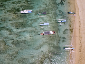Indonesien, Bali, Luftaufnahme von Padangbai, Bucht, Strand, Banca-Boote - KNTF01856