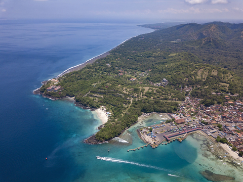 Indonesien, Bali, Luftaufnahme von Padangbai, Bucht, Strand, lizenzfreies Stockfoto