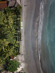 Indonesien, Bali, Luftaufnahme eines Strandes mit leeren Liegestühlen - KNTF01872