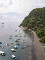 Indonesien, Bali, Luftaufnahme von Banca-Booten und Strand - KNTF01874