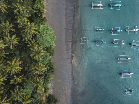 Indonesien, Bali, Luftaufnahme von Banca-Booten und Strand, lizenzfreies Stockfoto