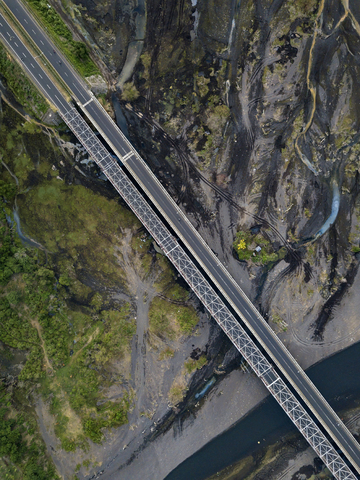 Indonesien, Bali, Luftaufnahme einer Brücke, lizenzfreies Stockfoto