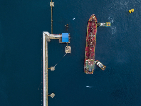 Indonesien, Bali, Luftaufnahme eines Tankschiffs, lizenzfreies Stockfoto