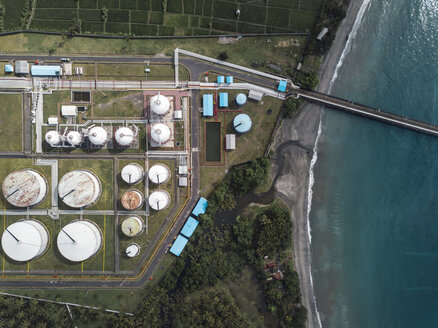 Indonesien, Bali, Luftaufnahme einer Ölraffinerie - KNTF01901
