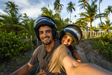 Selfie eines Paares auf einem Vierrad am Strand von Taipu de Fora, Süd-Bahia bei Barra Grande, Brasilien - AURF06381