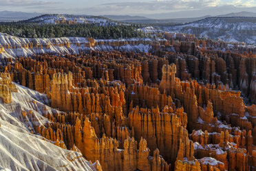 Landschaft des Bryce Canyon National Park im Winter, Utah, USA - AURF06393