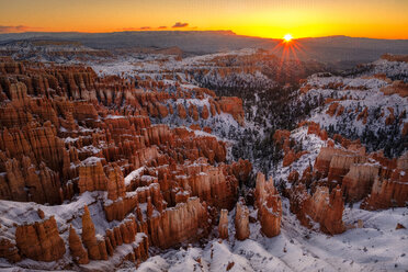 Landschaft des Bryce Canyon National Park im Winter bei Sonnenaufgang, Utah, USA - AURF06394