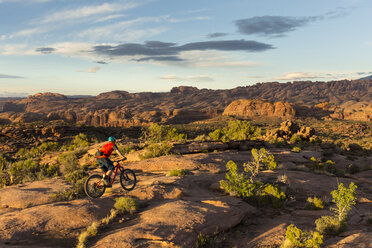 Seitenansicht eines Mannes beim Radfahren in Moab bei Tag, Utah, USA - AURF06401