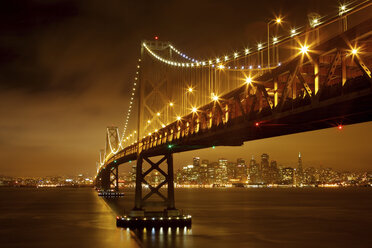 San Francisco-Oakland Bay Bridge bei Nacht, San Francisco, Kalifornien, Vereinigte Staaten - AURF06406