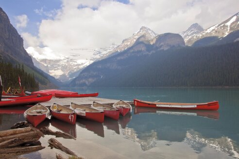 Lake Louise mit Kanus, Sommer - AURF06435