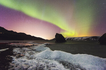 Gefrorenes Seeufer des Kleifarvatn, Polarlichter und die Lichter von Reykjavik, Island - AURF06438