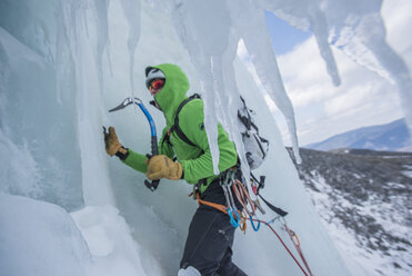 Eiszapfen vor einem Mann beim Eisklettern in der Huntington Ravine, New Hampshire, USA - AURF06454