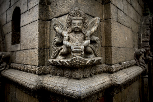 Steinstatue an der Ecke eines Hindu-Tempels in Pashupatinath, Kathmandu, Nepal - AURF06467