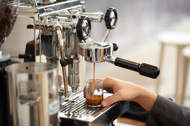 Barista bei der Kaffeezubereitung mit Kaffeemaschine in einem Café, Oakland, Kalifornien, USA - AURF06495