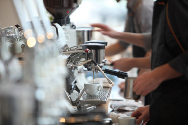 Baristas bereiten Kaffee mit einer Kaffeemaschine zu, Oakland, Kalifornien, USA - AURF06496