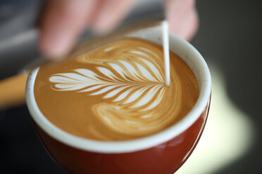 Barista gießt Milch in einen Cappuccino, Oakland, Kalifornien, USA - AURF06499