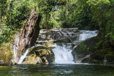 Mann beim Baden im Maromba-Wasserfall - AURF06539