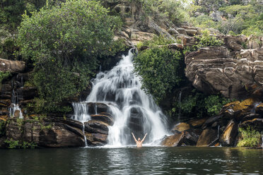 Mann beim Baden im Wasserfall Cachoeira Serra Morena im Nationalpark Serra do Cipo, Minas Gerais, Brasilien - AURF06541