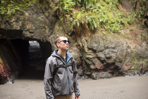 Mann mit Sonnenbrille beim Wandern am Little River Blowhole, Mendocino County, Kalifornien, USA - AURF06544