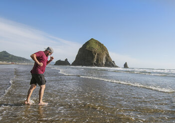 Mann tanzt am Cannon Beach - AURF06545