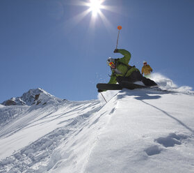 Tiefperspektive von zwei Skifahrern auf einem Berghang - AURF06547