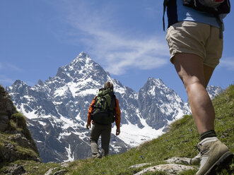 Niedriger Blickwinkel auf Bergsteiger, die sich dem Berg nähern - AURF06551