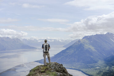 Männlicher Wanderer am Hope Point im Chugach National Forest in Alaska mit Blick auf den Turnagain Arm - AURF06565