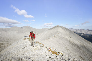 Männlicher Wanderer Stone Mountain British Columbia in den nördlichen Rockies - AURF06566