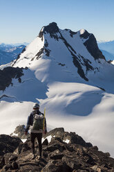 Mann klettert auf Berg im Schnee - AURF06569