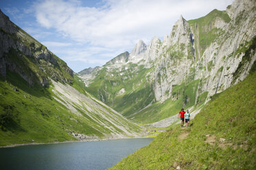 Mann und Frau beim Wandern im Appenzellerland - AURF06597