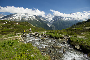 Mann und Frau beim Wandern im La Flegere-Gebirge - AURF06599