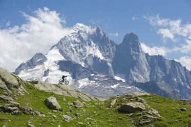 Mann beim Radfahren in den Bergen von La Flegere - AURF06600