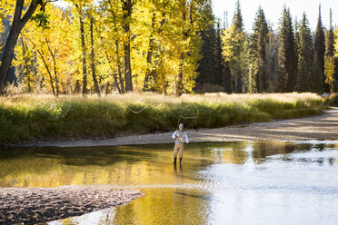 Mann beim Angeln im Fluss an einem sonnigen Tag - AURF06611