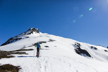 Mann wandert auf den schneebedeckten Sahale-Gipfel, North Cascades National Park, Washington State, USA - AURF06617