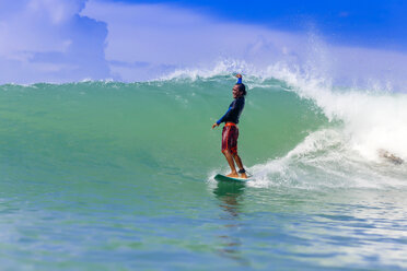 Männlicher Surfer auf einer Welle, Kuta, Lombok, Indonesien - AURF06621