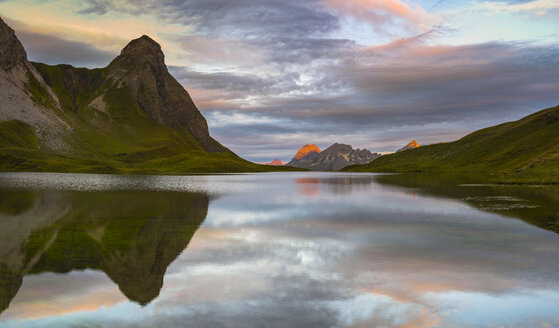 Deutschland, Bayern, Allgäu, Allgäuer Alpen, Rappensee, Kleiner Rappenkopf bei Sonnenaufgang - WGF01256