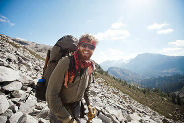 Porträt eines glücklichen Bergsteigers, Garibaldi Provincial Park - AURF06682