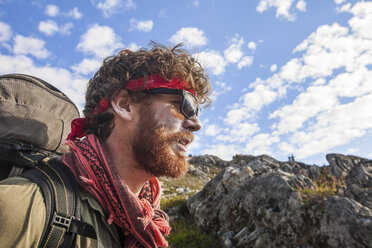 Porträt eines bärtigen Wanderers mit Sonnencreme, Garibaldi Provincial Park - AURF06683