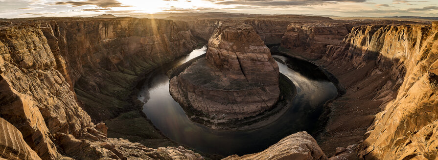 Panorama der berühmten Horseshoe Bend am Colorado River - AURF06689