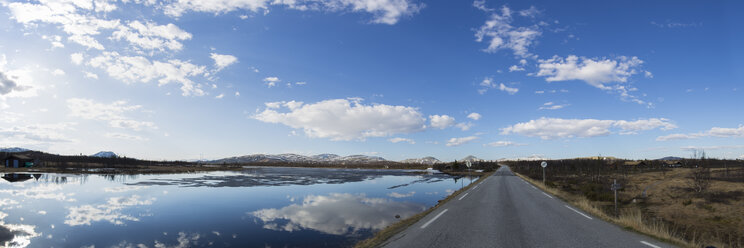 Panorama einer Landstraße entlang eines Teiches, Ringebu, Oppland, Norwegen - AURF06693