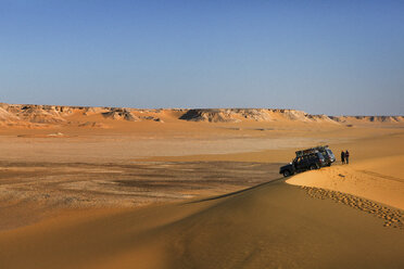 People and car standing on desert - AURF06700