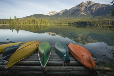 Kanus auf einem Steg am Ufer des Pyramid Lake, Jasper National Park, Alberta, Kanada - AURF06728