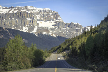 Autofahrt auf dem malerischen Icefields Parkway zwischen dem Banff National Park und dem Jasper National Park mit schneebedeckten Bergen in der Ferne, Alberta, Kanada - AURF06729