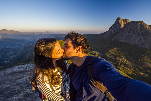 Pärchen küsst sich bei einem Selfie im Tres Picos State Park, Rio de Janeiro, Brasilien - AURF06730