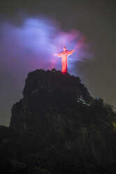 Christus der Erlöser-Statue mit roten Lichtern in der frühen Nacht, Corcovado Mountain, Rio de Janeiro, Brasilien - AURF06731