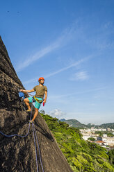 Kletterer beim Besteigen einer steilen Klippe, Rio de Janeiro, Brasilien - AURF06733